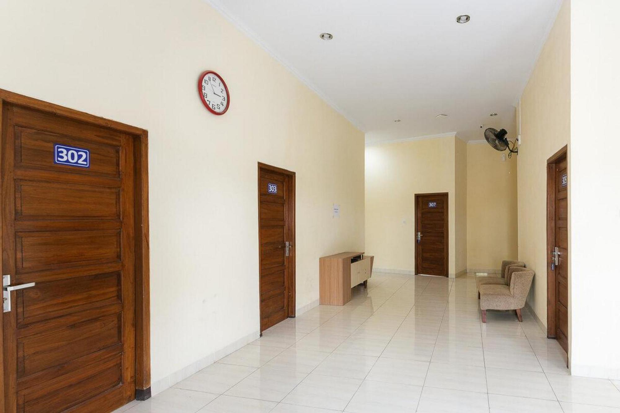 Reddoorz Syariah Near Purwosari Train Station Surakarta (Solo) Exterior foto