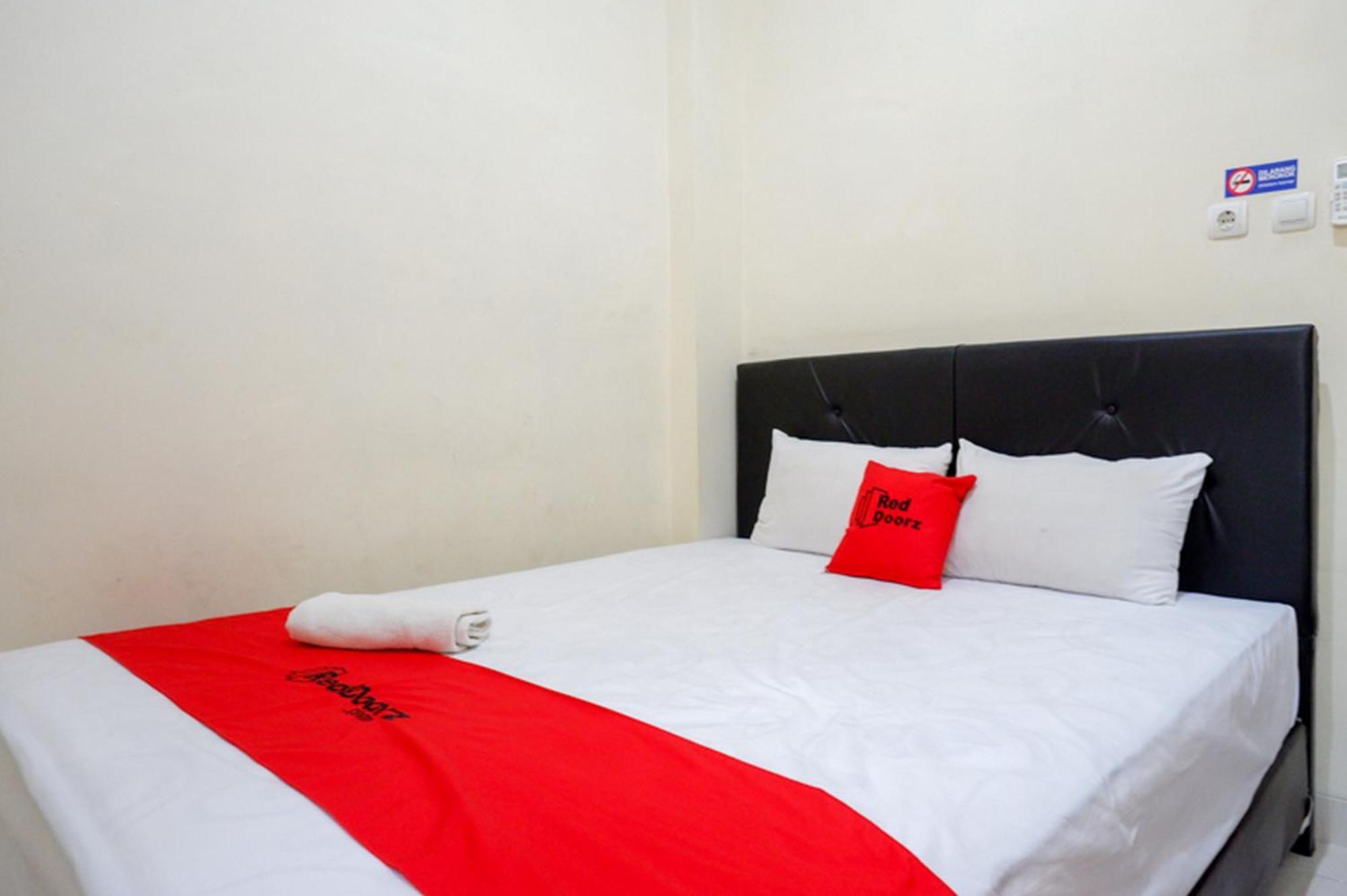 Reddoorz Syariah Near Purwosari Train Station Surakarta (Solo) Exterior foto