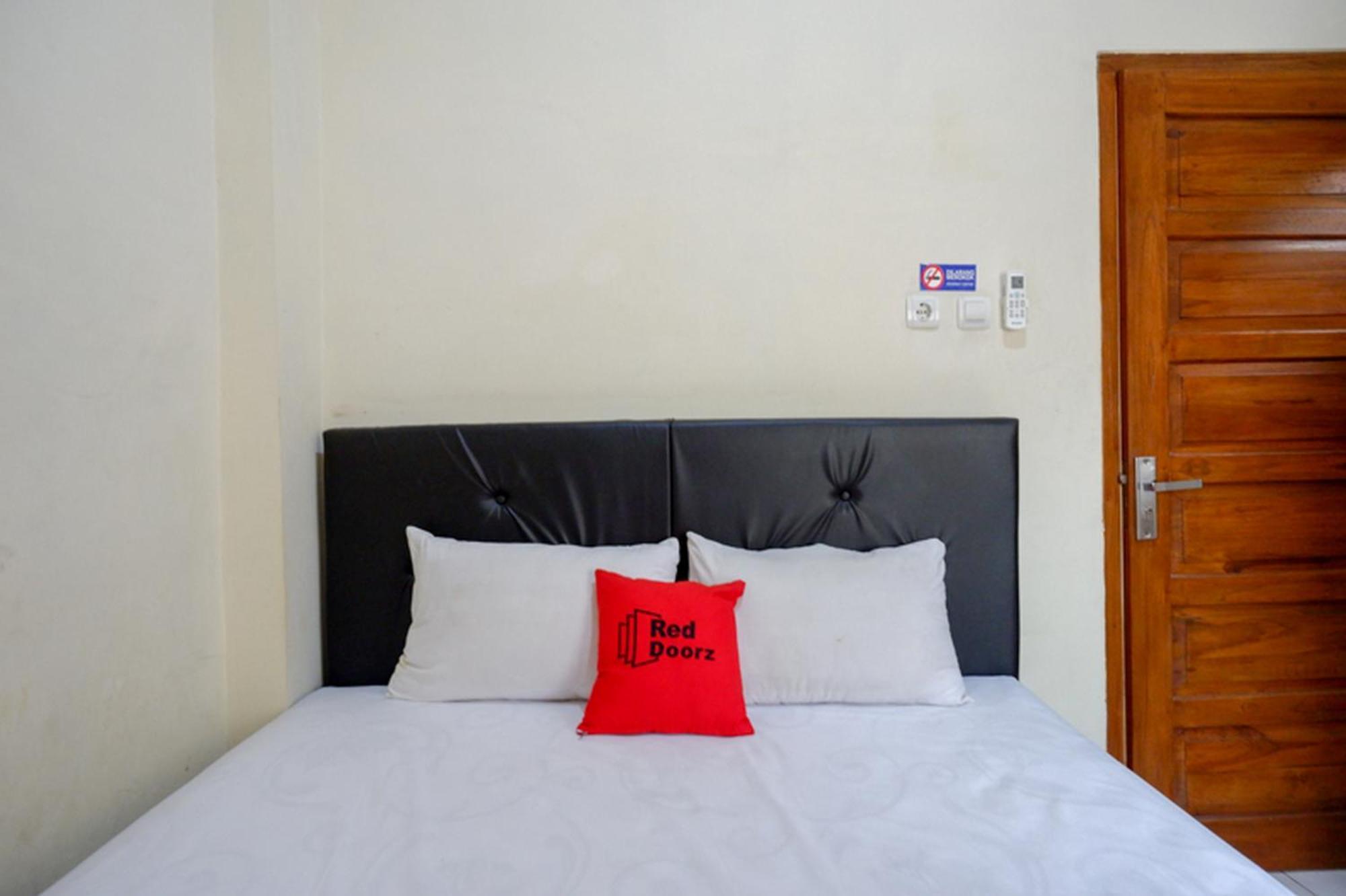 Reddoorz Syariah Near Purwosari Train Station Surakarta (Solo) Exterior foto