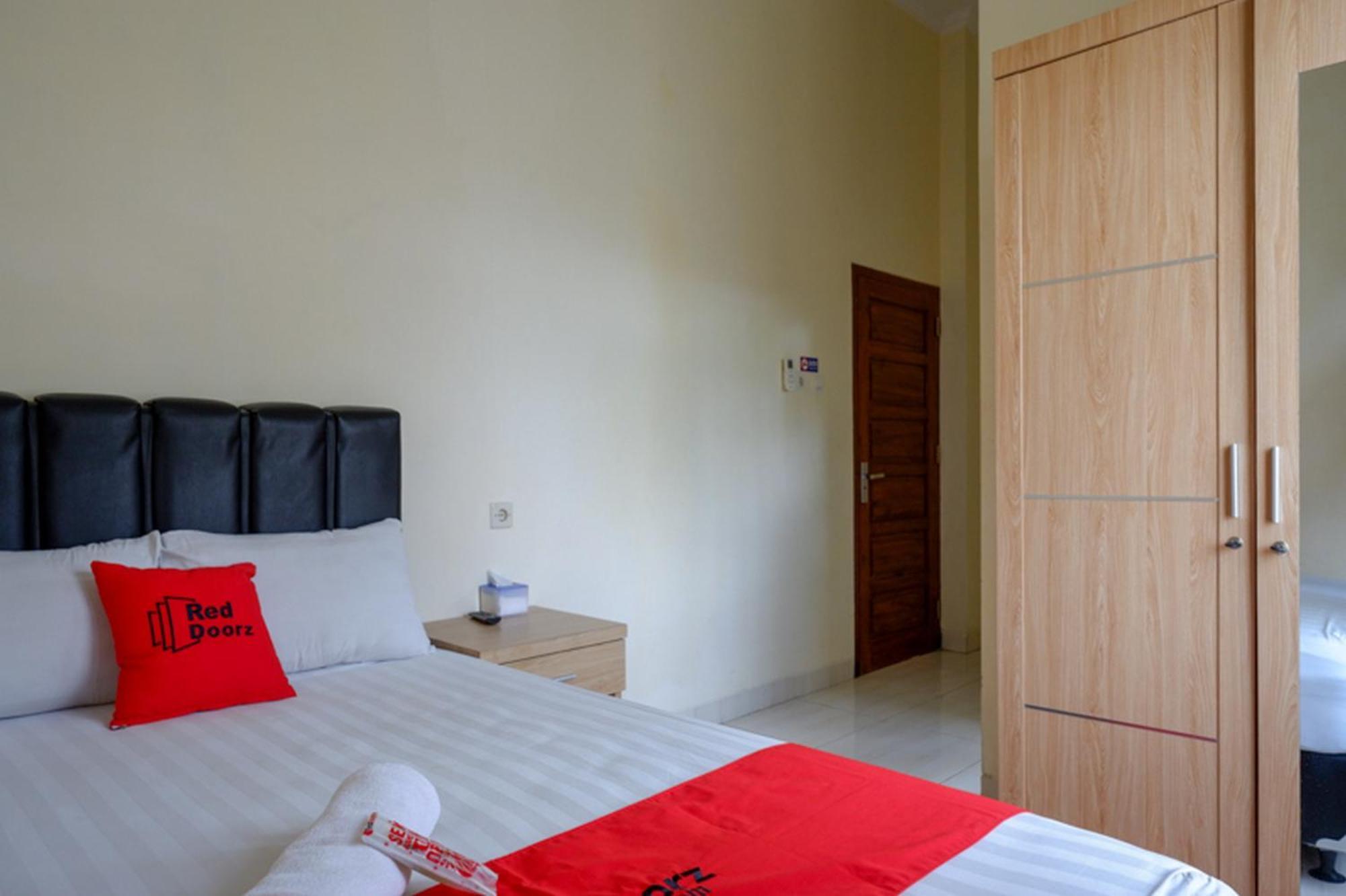 Reddoorz Syariah Near Purwosari Train Station Surakarta (Solo) Exterior foto