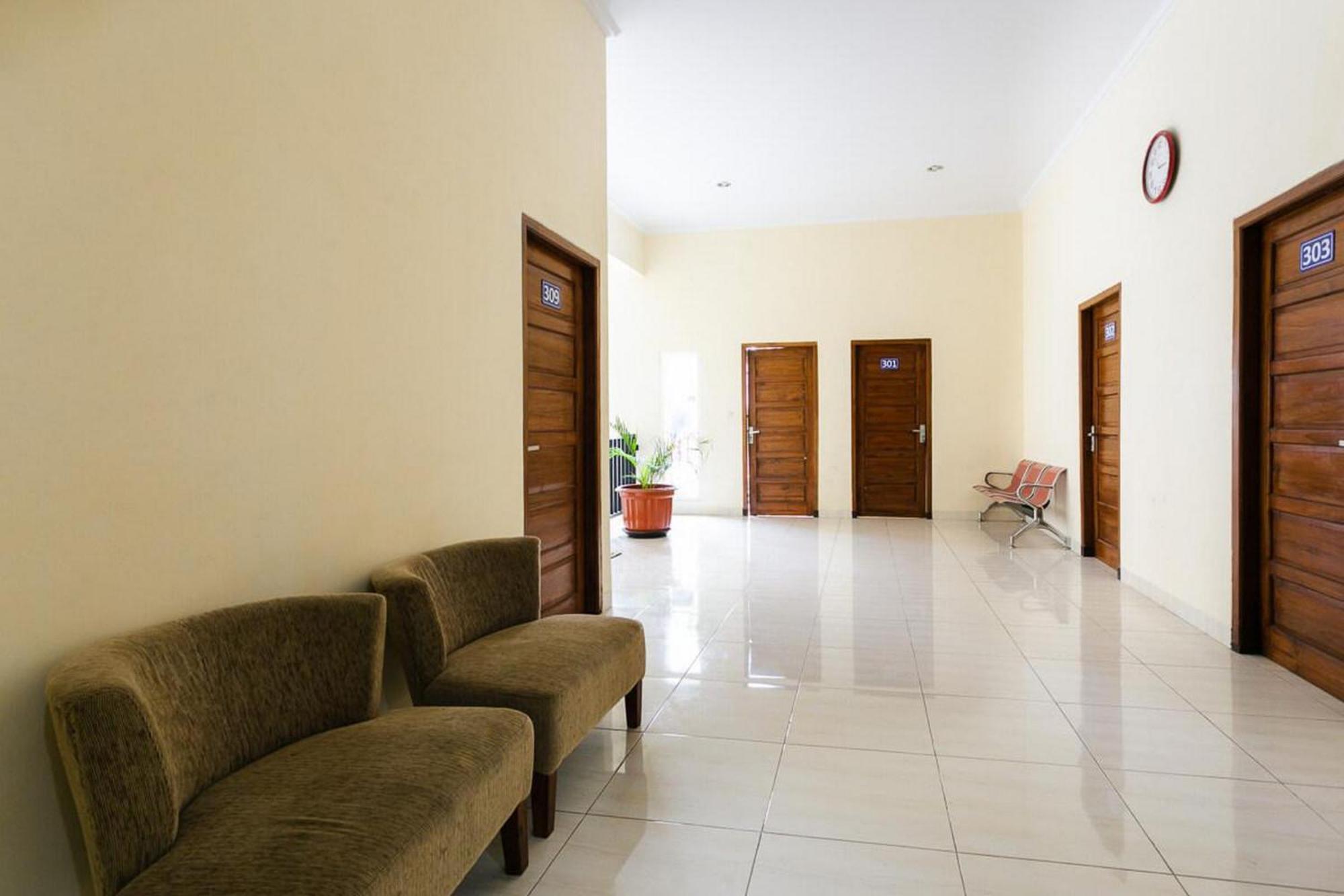 Reddoorz Syariah Near Purwosari Train Station Surakarta (Solo) Exterior foto