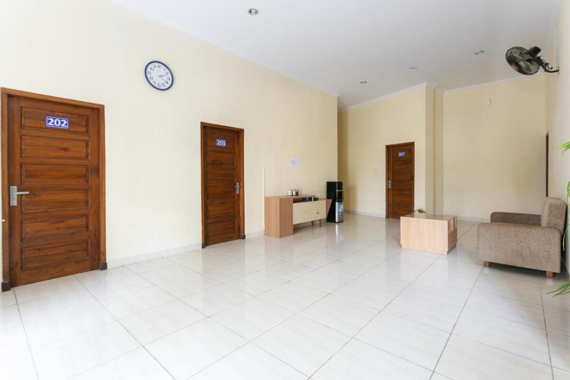 Reddoorz Syariah Near Purwosari Train Station Surakarta (Solo) Exterior foto